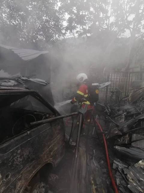修車廠失火2轎車被燒毀　毗鄰住家也受波及