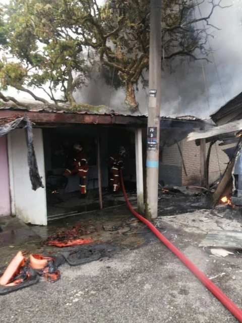 修車廠失火2轎車被燒毀　毗鄰住家也受波及