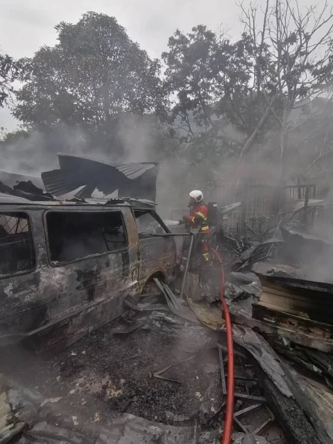 修車廠失火2轎車被燒毀　毗鄰住家也受波及