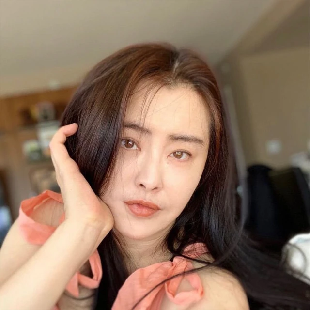 確認不是AI換臉！　23歲直播主真人上鏡「99%撞臉王祖賢」