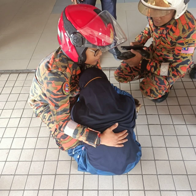 巫裔少女圖跳樓　經勸說後打消自殺念頭