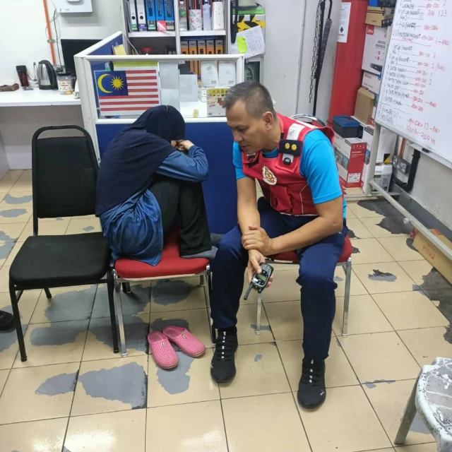 巫裔少女圖跳樓　經勸說後打消自殺念頭