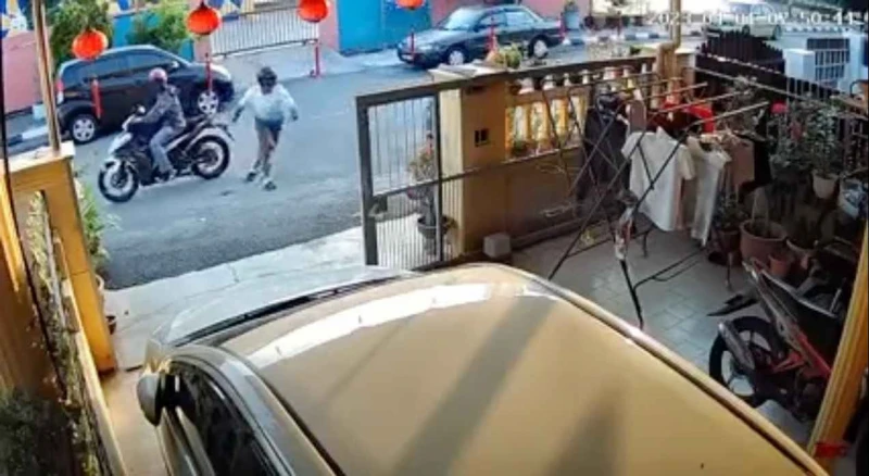 2摩哆匪假問路真搶劫　搶走七旬老婦金鍊狠推倒