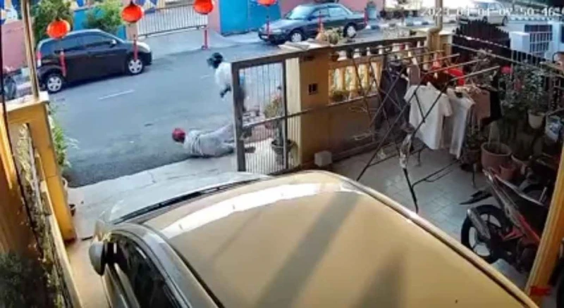 2摩哆匪假問路真搶劫　搶走七旬老婦金鍊狠推倒