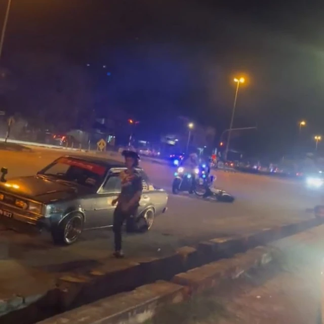 被交警摩哆警笛嚇著　路人驚慌棄摩哆拔腿奔逃