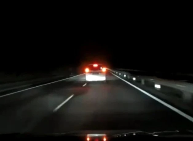 怡紅大道凌晨驚魂　轎車逆道行駛嚇壞人