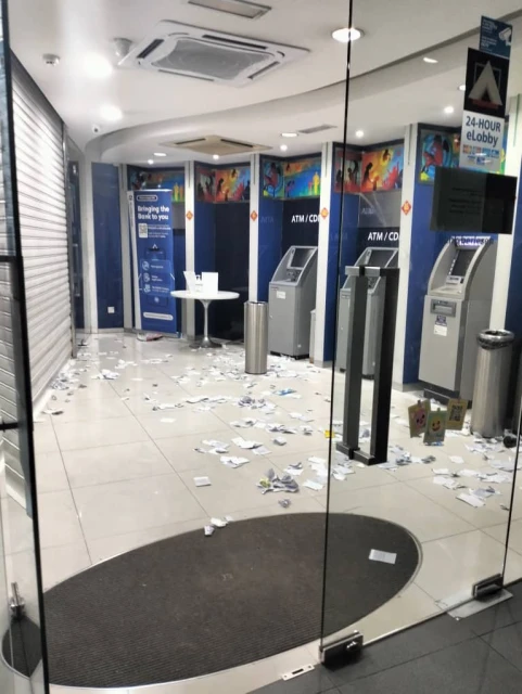 銀行卡無故遭機器「吃掉」　醉漢怒砸提款機遭逮捕