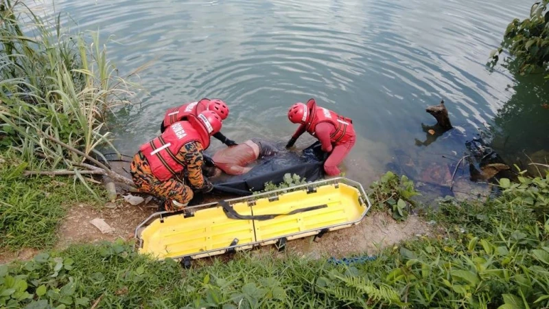 轎車打滑直衝湖泊　一家三口險象環生