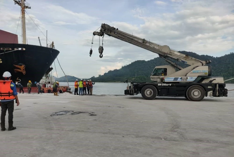 十噸重羅里連同司機墜海　年輕司機證實不治