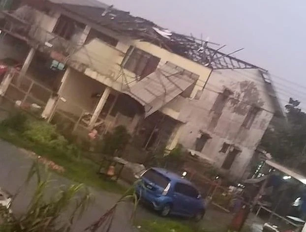 詩巫一場狂風暴雨　美化樹倒下 屋頂鋅片飛