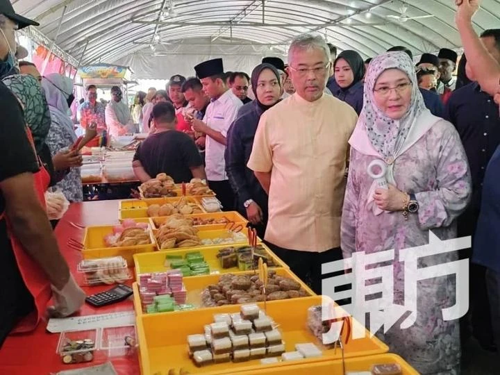 國家元首伉儷旋風式抵檳　手牽手逛丹絨道光齋戒月市集