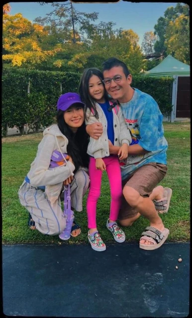 陳冠希與6歲女兒嘴對嘴親吻　網民：都大了不好吧