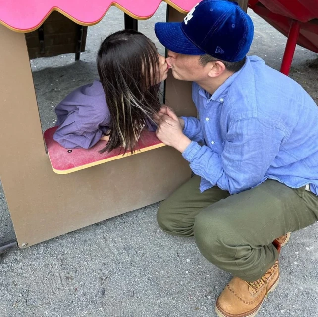 陳冠希與6歲女兒嘴對嘴親吻　網民：都大了不好吧