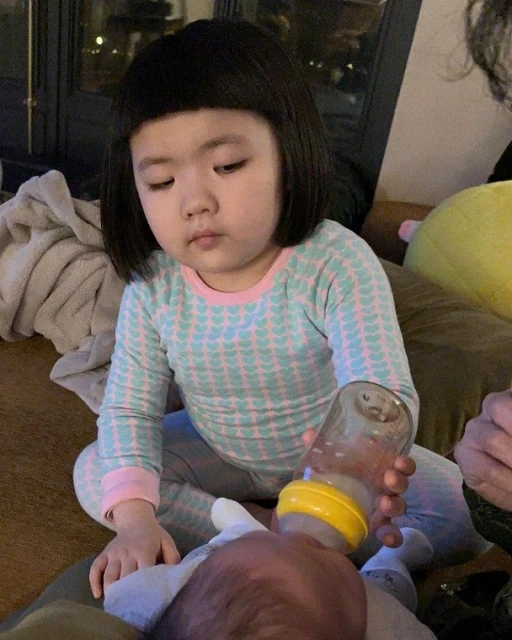 李元元「身兼母職」 幫忙喂奶　趣怪表情惹人爆笑