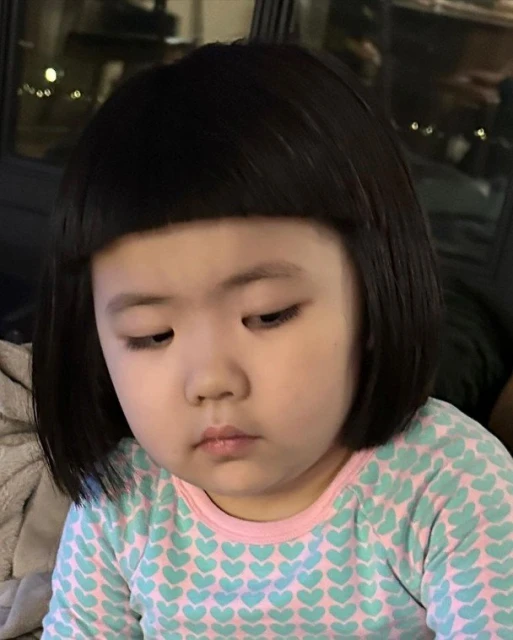 李元元「身兼母職」 幫忙喂奶　趣怪表情惹人爆笑