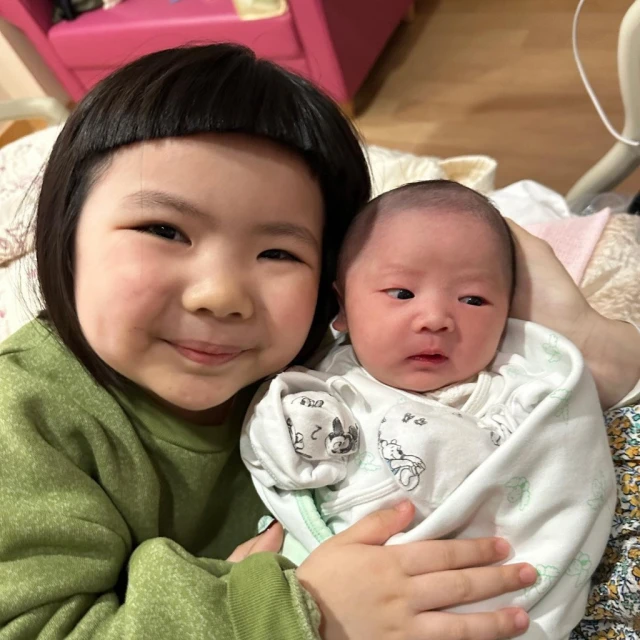 李元元「身兼母職」 幫忙喂奶　趣怪表情惹人爆笑