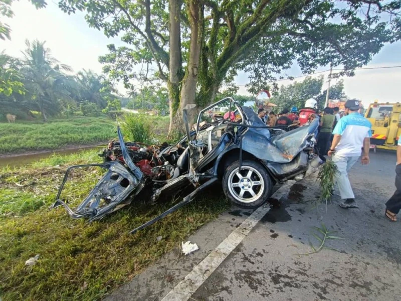 疑車輪爆胎轎車失控沖入河溝　車上2青年斃命         