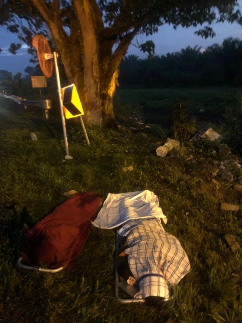 疑車輪爆胎轎車失控沖入河溝　車上2青年斃命         