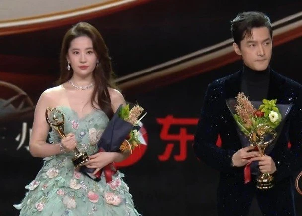 被戲謔「肥孔雀」無損好心情　劉亦菲素顏遛狗仙氣不減