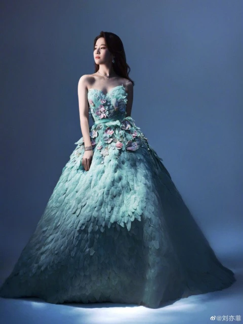 被戲謔「肥孔雀」無損好心情　劉亦菲素顏遛狗仙氣不減