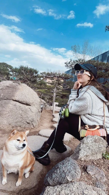 被戲謔「肥孔雀」無損好心情　劉亦菲素顏遛狗仙氣不減