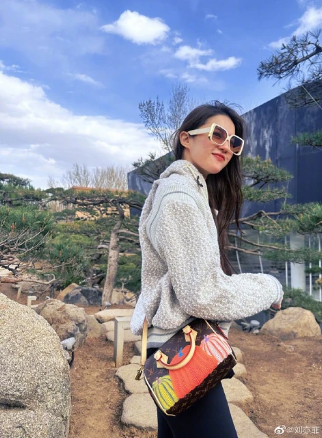 被戲謔「肥孔雀」無損好心情　劉亦菲素顏遛狗仙氣不減