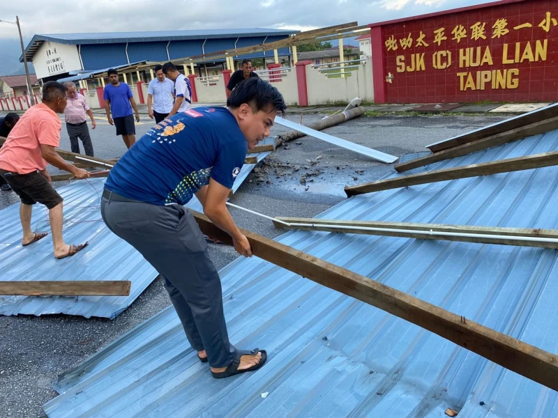 暴風雨襲後廊多處受災　華聯一二校涼亭刮飛大門倒