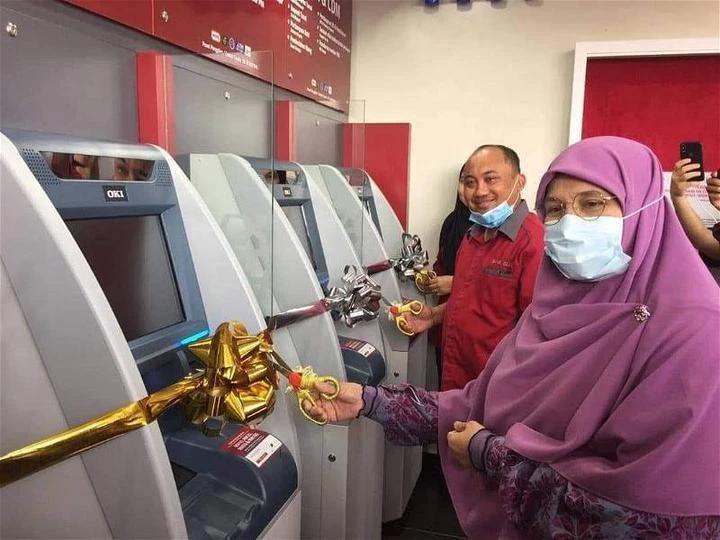 伊黨議員為提款機剪彩啟用　網民：什麼年代了這也要剪彩