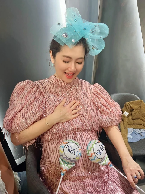 Selina公開寶寶性別！　曬出S.H.E合體美照