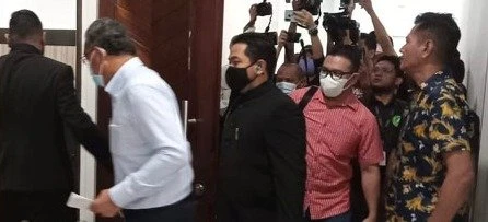 前玻州大臣涉虛報國外度假津貼　阿茲蘭今面對5控狀不認罪