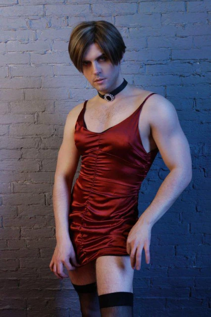 《生化4RE》里昂艾達王衣服MOD：黑絲猛男稍顯辣眼