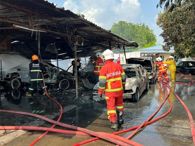 米都一修車廠遭火魔光顧　12轎車被燒毀損失慘重