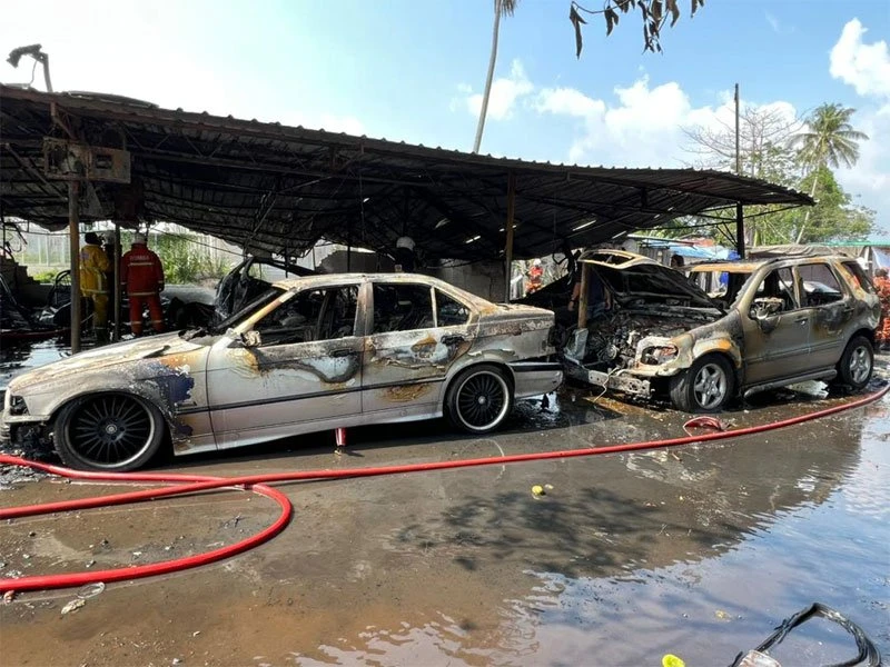 米都一修車廠遭火魔光顧　12轎車被燒毀損失慘重