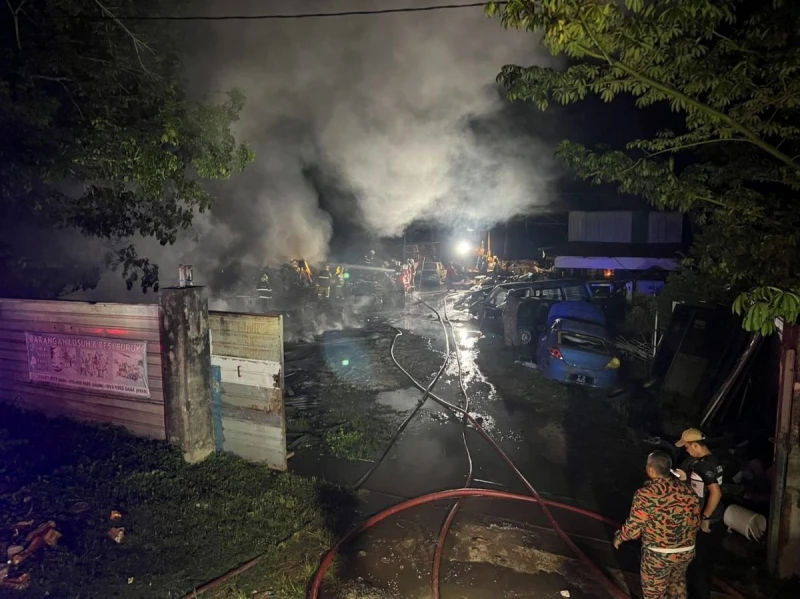 回收廠火災無消防栓　消拯隊抽河水滅火