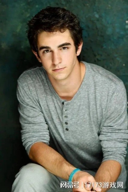 早報:比遊戲里還要大!生化4女主形體模特還原遊戲名場面