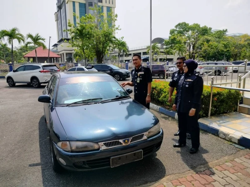 男子銀行提款出來被跟蹤　黨匪砸破車窗搶走2.2萬現金