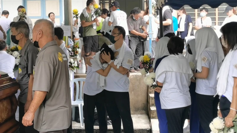 【雞腿魚中毒】黃傳新今舉殯安葬　家屬拉布條促對付無良魚販