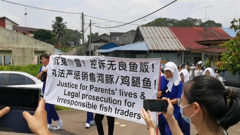 【雞腿魚中毒】黃傳新今舉殯安葬　家屬拉布條促對付無良魚販