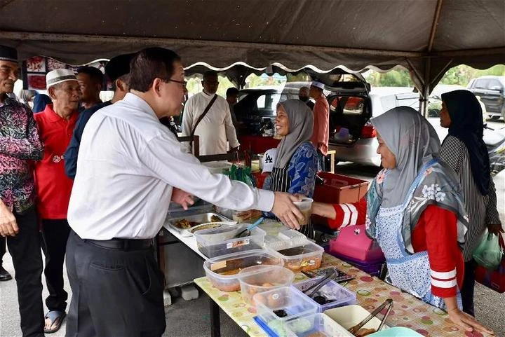 展現團結政府精神　林冠英出席巫統開齋活動