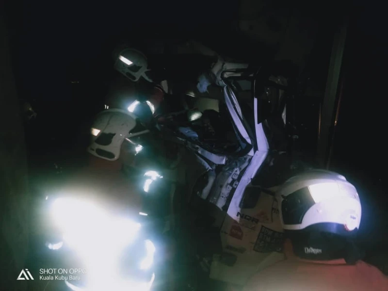 羅里失控追撞前方羅里　司機跟車員夾斃