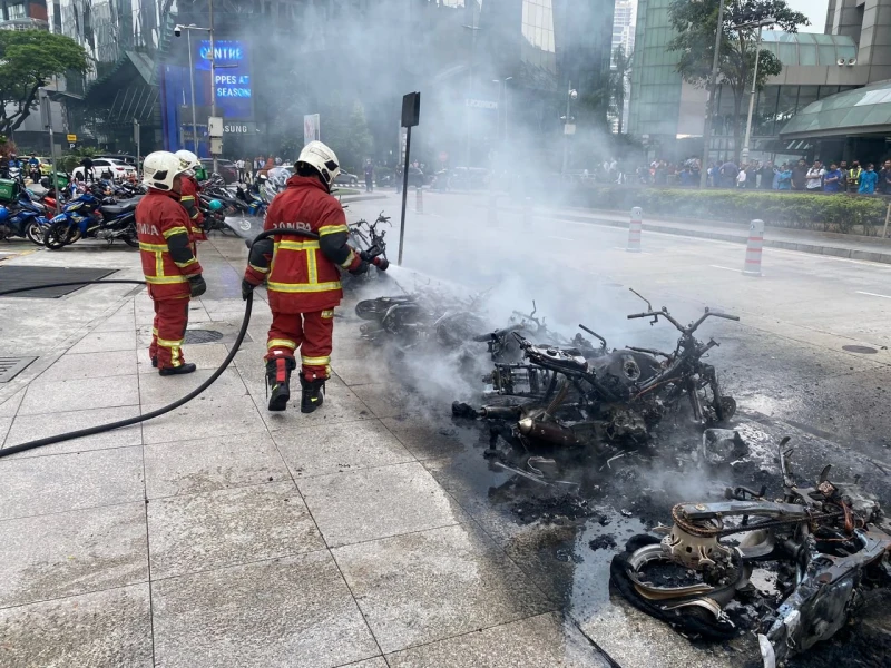 城中城廣場前發生火災　17摩哆電動踏板車被燒毀