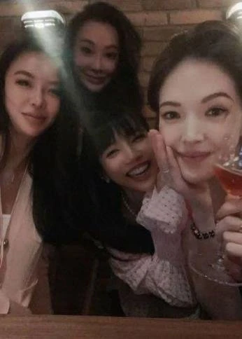 似乎已走出婚變陰霾　李靚蕾與閨蜜提前慶生