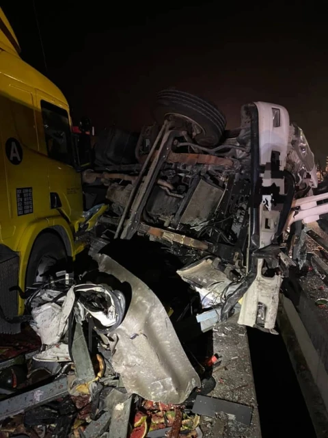 閃輪胎釀三車連環撞　羅里司機遭拋飛喪命