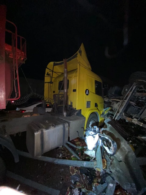 閃輪胎釀三車連環撞　羅里司機遭拋飛喪命