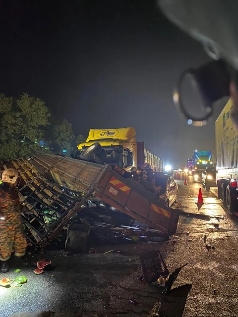 閃輪胎釀三車連環撞　羅里司機遭拋飛喪命