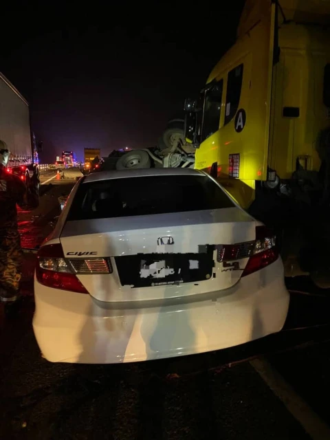 閃輪胎釀三車連環撞　羅里司機遭拋飛喪命