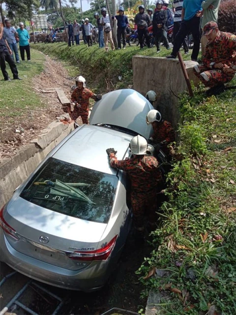 轎車失控撞落大溝　女子獲救