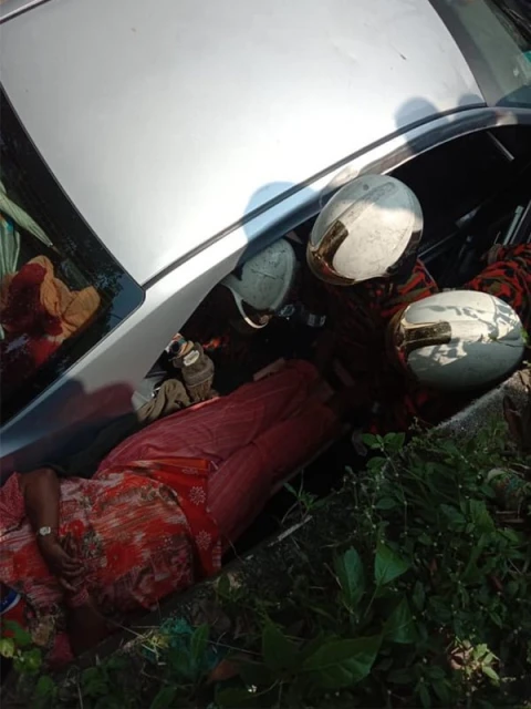 轎車失控撞落大溝　女子獲救