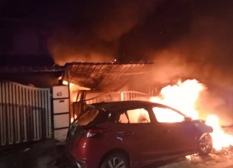 馬賽城凌晨火燒3屋3車3摩哆　2女疑吸過量濃煙意識不清