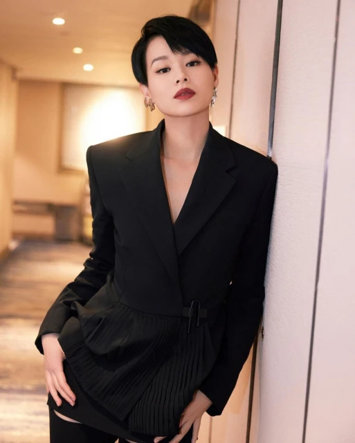 胡杏兒激罕素顏留影　健美身材驚艷網民